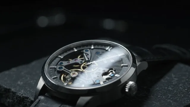 Une montre mécanique filmée de près